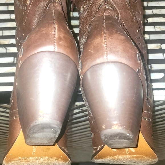 BCBG Brown Heeled Boots Western Style - Picture 4 of 5